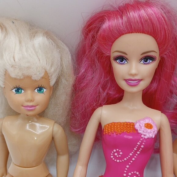 4 Barbies & 80pc Clothes & Accessories Lot - Picture 2 of 16